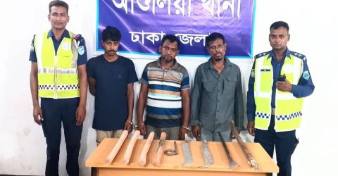 আশুলিয়া থানা পুলিশের অভিযানে দেশীয় অস্ত্রসহ গ্রেপ্তার ৩